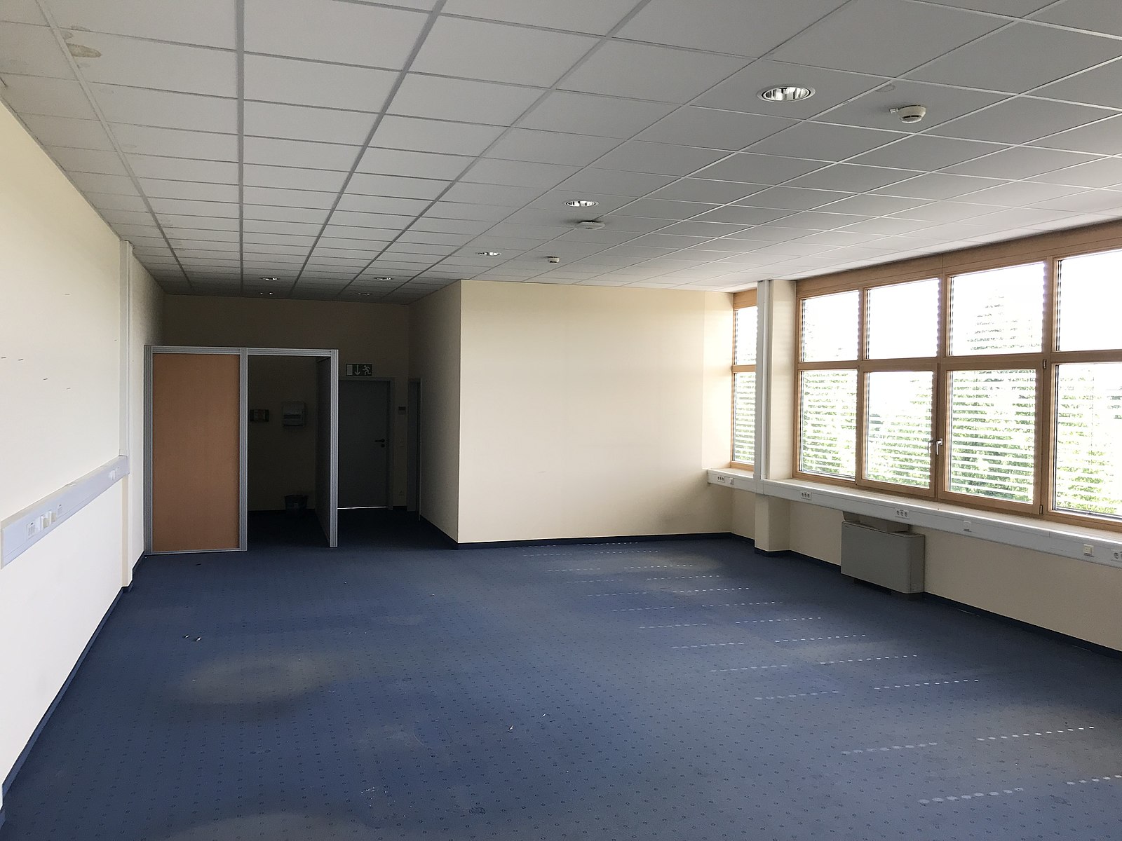 1600px-Empty_room_of_office.jpg